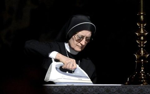 Algunas de ellas se levantan de madrugada, sirven en las casas de obispos o cardenales y otras trabajan en las cocinas de instituciones eclesiásticas.