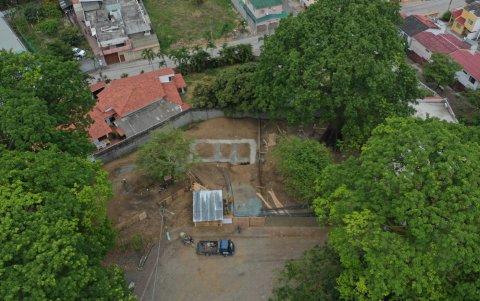 Construcciones en lotes privados cerca del Bosque Tropical.