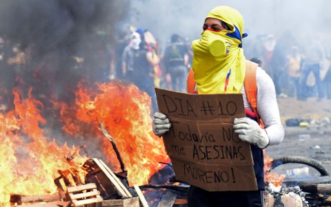 Indicó que la mano dura siempre está dentro del marco legal, aunque no dice qué hacer en caso de excesos.