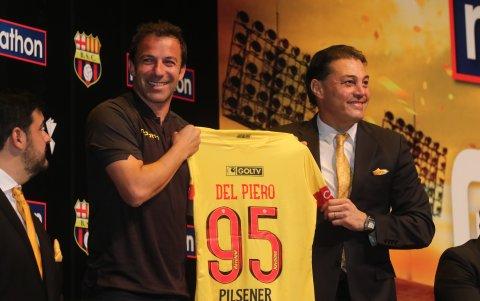 Alessandro Del Piero posó con la nueva camiseta de Barcelona que lleva su nombre y el número 95 por los años de fundación del club.