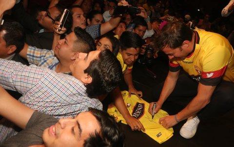 Del Piero no se negó a firmar camisetas y posar para las cámaras de los aficionados.