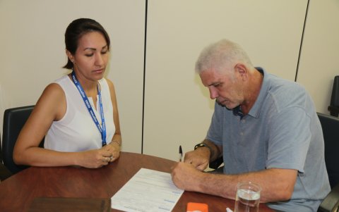 El Zurdo de Oro mientras se suscribe a Diario EXPRESO.