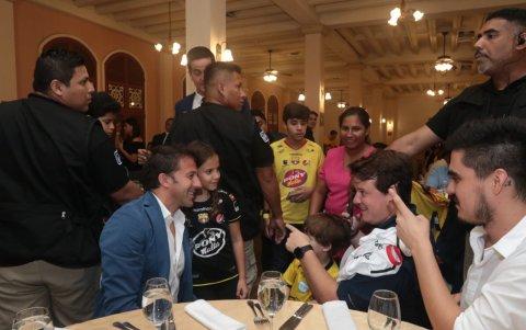 Jóvenes y adultos esperan un turno para tomarse una foto con Alessandro Del Piero.