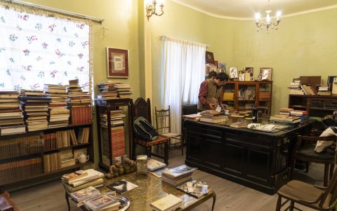 Uno de los salones de esta librería, que ocupa uno de los pisos de un edificio con más gracia por dentro que por fuera. Tres ventanas con cortinas aguan la fiesta a los curiosos