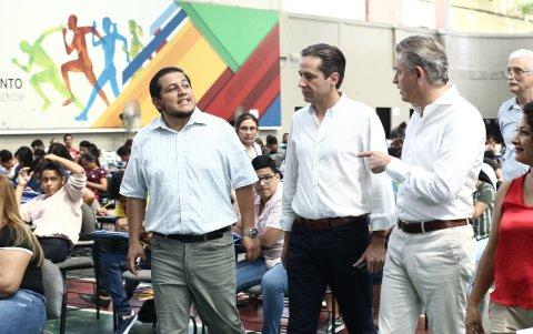 Directivos de la Senescyt y del Ineval recorrieron la sede del Tecnológico Espíritu Santo, para constatar que el proceso se desarrolle con normalidad.