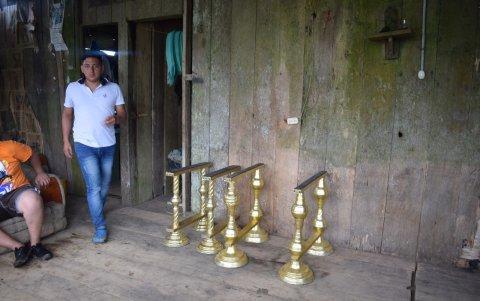 Afuera de la casa de Mirian preparaban una capilla, para velar los cuerpos de los primos.