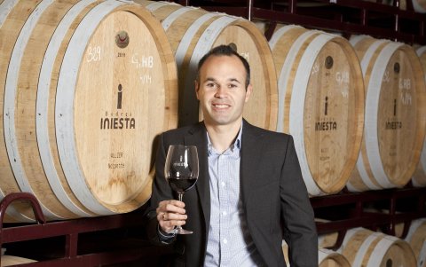 El mediocampista Andrés Iniesta se fue a jugar a Japón como estrategia para llevar su marca al mercado asiático.