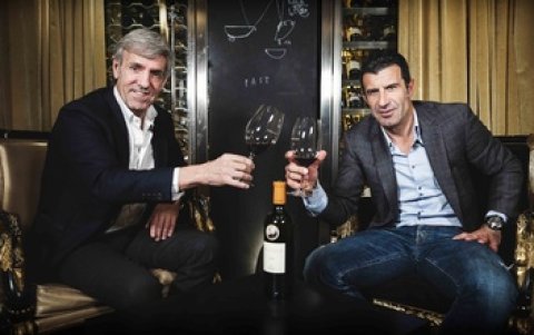 Luis Figo encontró en el vino la primera oportunidad para invertir en el vino lo que ha ganado en el fútbol. Es socio de una marca.
