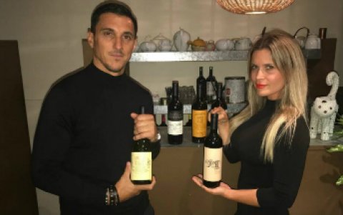 Nicolás Burdisso lanzó al mercado junto a su esposa Belén Soler Valle, el Vino del Potrero.