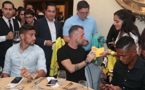 La plantilla de Barcelona asistió a la cena. Damián Díaz (c) fue uno de los más solicitados por los aficionados.