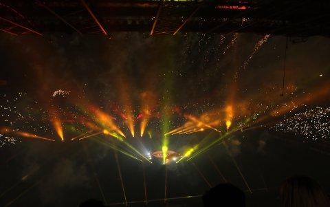 La hinchada amarilla se deleitó con juego de luces y presentaciones de músicos nacionales e internacionales.