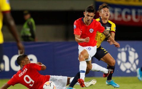 La acción por la que Jordy Alcívar recibió la segunda tarjeta amarilla, a los 29 minutos.