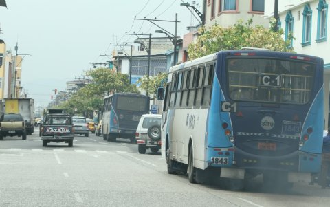 Polución. Aún es común en la ciudad, ver unidades de transporte público circulando en estas condiciones.