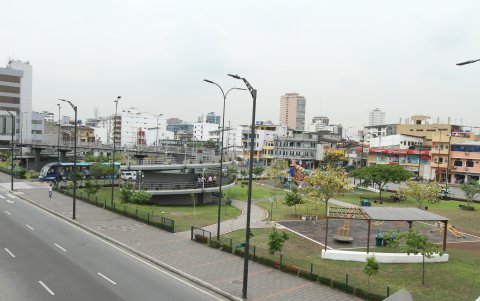 Parques. Además de que Guayaquil cuente con un gran parque, los expertos hacen énfasis en que los que están, como el de la imagen, no cuentan con sombra subiente.