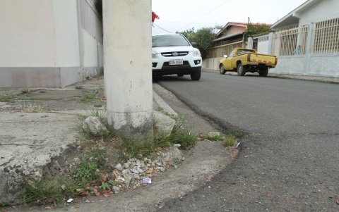 Las veredas. Los habitantes y expertos coinciden en la idea de regenerar las aceras del lugar, ya que dificultan el paso a los peatones.