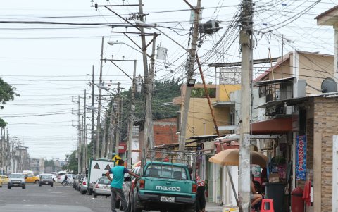 Los postes. Así se observan en toda la ciudadela, con cables mezclados que cuelgan y hasta topan con las veredas.