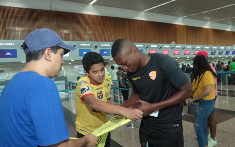 Angelo Quiñónez, delantero de Barcelona, firma autógrafos antes de tomar el avión hasta Montevideo.