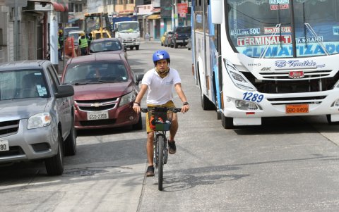 Alberto Hidalgo se traslada desde Sauces 8 a su trabajo, que está ubicado  en Urdesa central. Esto le significa un ahorro diario de tiempo y dinero.