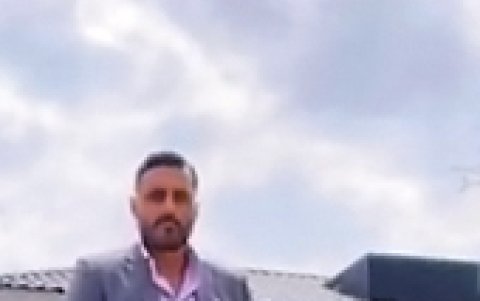 El galeno Iván Mendoza recorre La Puntilla en scooter.