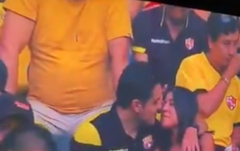 El curioso caso de la pareja en cámara trascendió mundialmente.