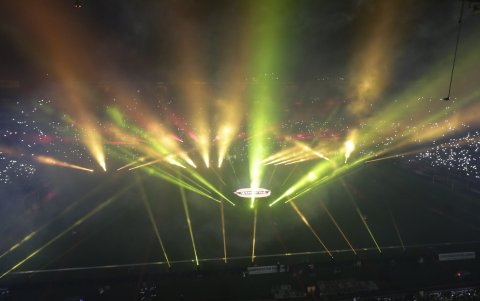 El juego de luces fue un gran atractivo en el estadio Monumental.