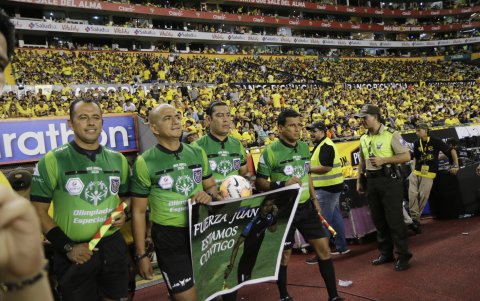 José Luis Espinel (segunda de derecha a izquierda) deja el arbitraje con 43 años.