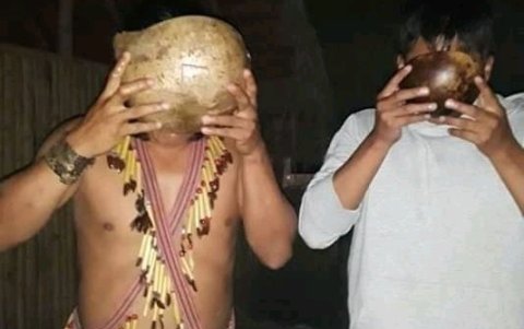 Los turistas beben las pócimas 'sagradas' que sellan el ritual ancestral