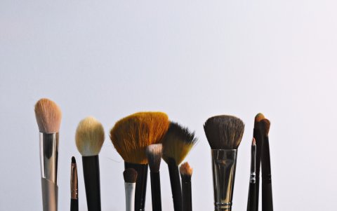 Las brochas acumulan muchas bacterias. Hay que lavarlas constantemente.