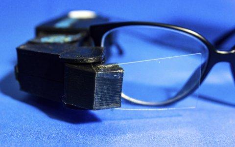 VisionD le da a estas gafas la capacidad de convertir un discurso oral en un texto escrito.