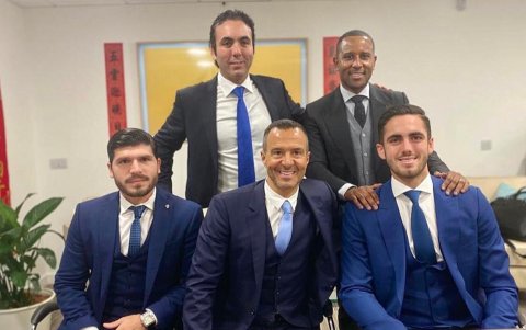 Leonardo Campana (d) firmó el contrato junto a sus dos representantes, Vargas (i) y Mendes (c), y su padre Pablo.