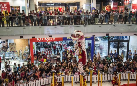 SURABAYA. Decenas se amontonan para observar en un centro comercial el baile de una rata, en los festejos del Año Nuevo Chino los festejos comienzan el 17 de enero y finalizan el 8 de febrero.