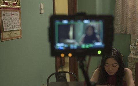 Los actores son ciudadanos chinos que conocían poco el español y no tienen preparación formal. El director los llama actores naturales.