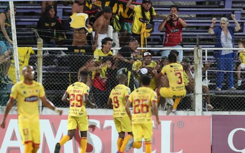 Loa futbolistas de Barcelona festejan el agónico gol de Xavier Arreaga ante Defensor Sporting.