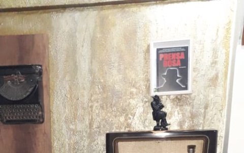 Con el atuendo que aparecía en 