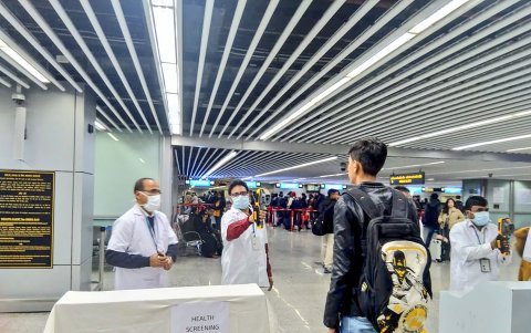 CALCUTA. Un funcionario del aeropuerto en esta cuudad usa una cámara termográfica para revisar la temperatura de los viajeros que arriban de China.