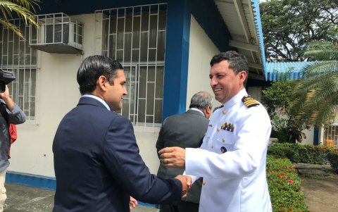 Jhonny Correa (uniforme blanco) nueve jefe de la Capitanía del Puerto.