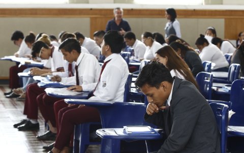 El auditorio del colegio Vicente Rocafuerte se  convirtió en una megasede para recibir a estudiantes de otros colegios.