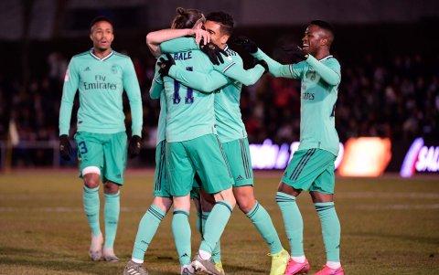 Gareth Bale es felicitado por sus compañeros luego de marcar el primer gol en el duelo jugado hoy.