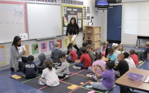 Los beneficiarios, durante su estadía en Estados Unidos, reciben capacitaciones de actualización profesional.