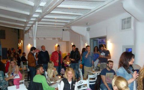 Los bares se cuentan por decenas en esta isla y están uno al lado del otro.