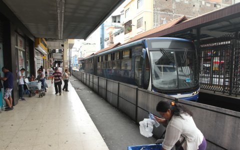 Hecho. En la calle Sucre y Lorenzo de Garaycoa, algunos comercios también se han visto afectados por el transporte masivo.