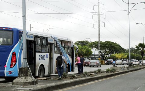 Los usuarios se instalan a lo largo del parterre para tomar el bus.

FECHA : 21/01/2020 

Agencia (ag-extra)