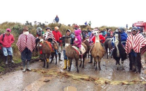 Los pequeños participantes se colocan las mejores vestimentas que representan a su cultura.