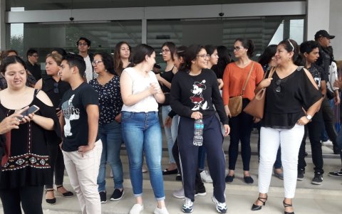 Padres de familia se concentraron en los bajos de la regional de la Senescyt para pedir la eliminación de la prueba Ser Bachiller.
