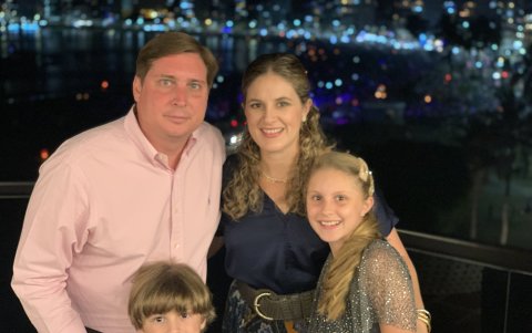 Con su esposo e hijos, quienes impulsan su vida.