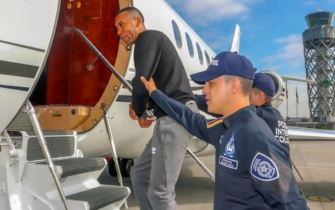 Viáfara toma el avión acompañado por agentes de la Interpol.

 FBL-COLOMBIA-US-DRUGS-VIAFARA-EXTRADITION