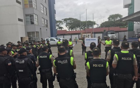 Los policías reciben instrucciones para efectuar un operativo.
