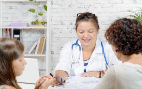 El pediatra es el primer especialista al cual debes acudir junto con el pequeño.