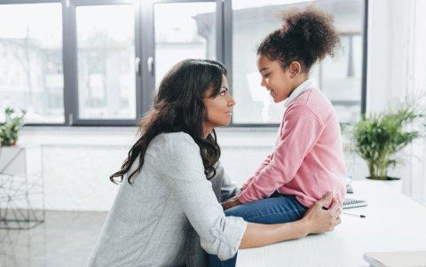 Conversa con el menor y hazle saber que estás con él y que su enuresis será momentánea.