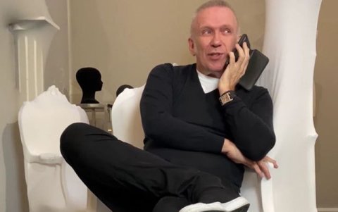 Su despedida no implica su retiro definitiva de la moda, pues seguirá colaborando con la empresa Puig, propietaria de su firma.